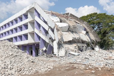 Mühendisler tarafından yıkılan deprem sonrası yıkılan eski bina..
