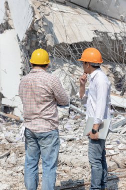 Mühendis mimar ve işçi işlemi denetimi yıkmak eski bina.