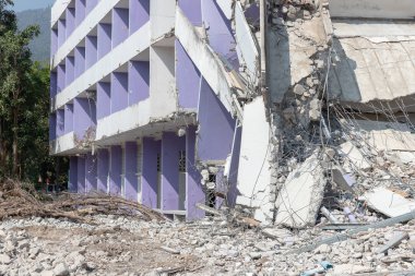 Mühendisler tarafından yıkılan deprem sonrası yıkılan eski bina..