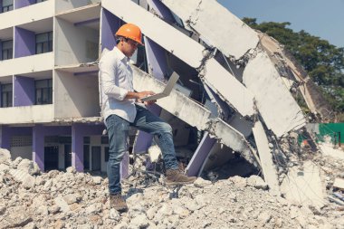 Mühendis mimar ve işçi işlemi denetimi yıkmak eski bina.