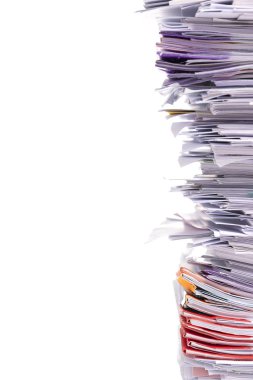 Beyaz arka plan üzerinde izole iş kağıt yığını