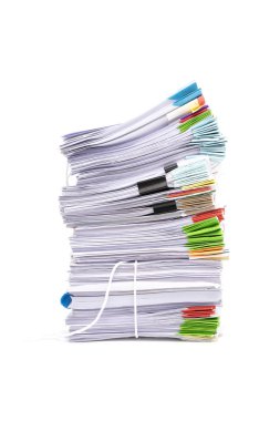 Beyaz arka plan üzerinde izole iş kağıt yığını