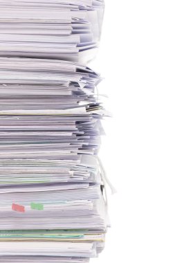 Beyaz arka plan üzerinde izole iş kağıt yığını