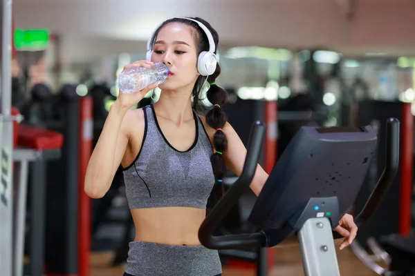 Femme Fitness Portant Casque Eau Potable Après Entraînement Cardio Salle — Photo