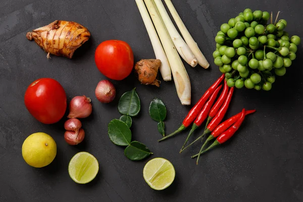 Thaise Keuken Verschillende Kruiden Specerijen Ingrediënten Donkere Achtergrond Bovenaanzicht Met — Stockfoto