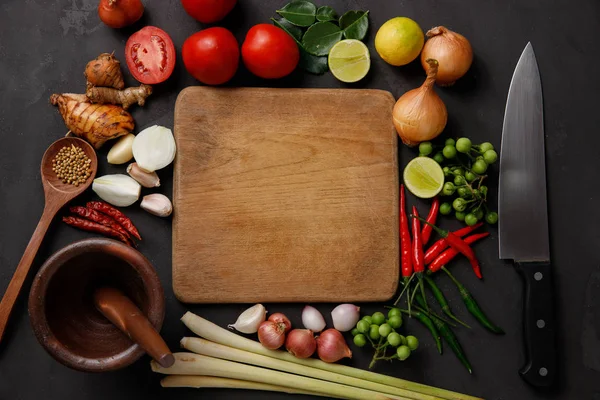 Thaise Keuken Verschillende Kruiden Specerijen Ingrediënten Donkere Achtergrond Bovenaanzicht Met — Stockfoto