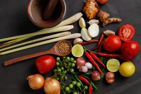 Thailändskt Kök Olika Örter Kryddor Och Ingredienser Mörk Bakgrund Ovanifrån — Stockfoto
