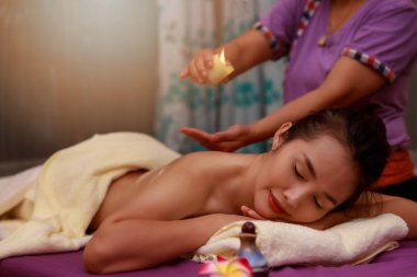Asyalı kadının tuz fırçalama Masaj Spa.