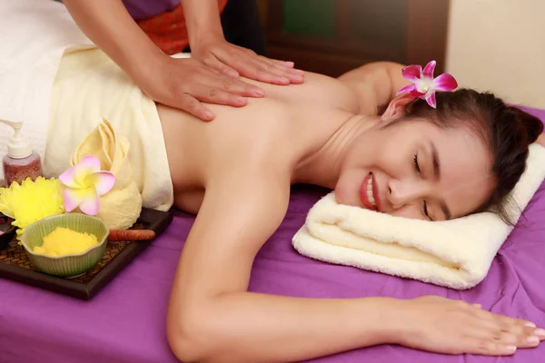 Mulher Asiática Desfrutando Uma Massagem Esfoliação Sal Spa — Fotografia de Stock