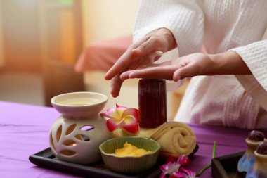 Asyalı kadın spa 'da tuz temizleme testi yapıyor..