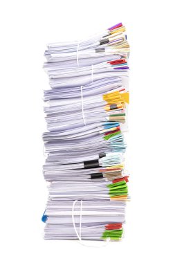 Beyaz arkaplanda izole edilmiş iş belgelerinin yığını