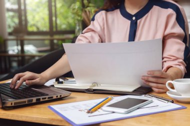 Freelancer iş kadını kafede bilgisayar dizüstü ile çalışma.