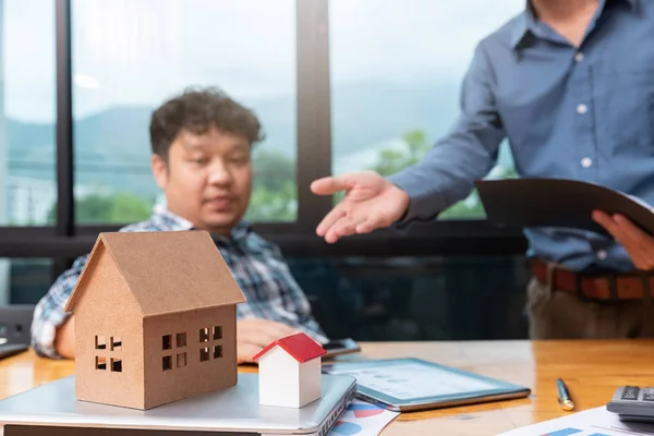 Onroerende Goederenagent Tonen Van Zijn Cliënt Eigenschap Detail — Stockfoto