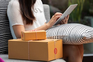 Müşteri çevrimiçi alışveriş sonrası teslimattan birçok paket alıyor