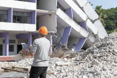 Mühendis mimar ve işçi işlemi denetimi yıkmak eski bina.