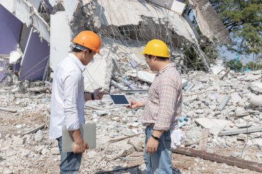 Mühendis mimar ve işçi işlemi denetimi yıkmak eski bina.