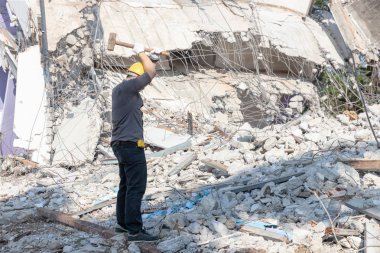 Mühendis mimar ve işçi işlemi denetimi yıkmak eski bina.