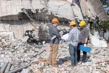 Mühendis mimar ve işçi işlemi denetimi yıkmak eski bina.