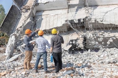 Mühendis mimar ve işçi işlemi denetimi yıkmak eski bina.