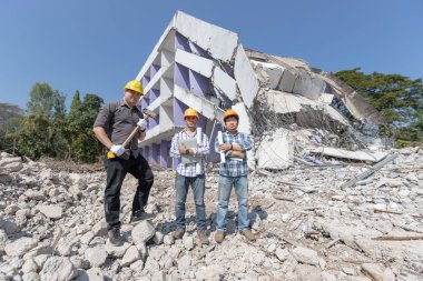 Mühendis mimar ve işçi işlemi denetimi yıkmak eski bina.
