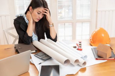 Ofis Sendromu konsepti, Asyalı kadının vücudunun bir kısmı ile ilgili sağlıklı sorunları var omuz başı başı, çok çalıştıktan sonra sağlıklı..