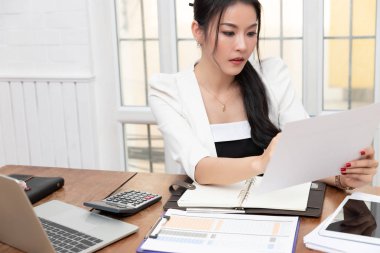 Çalışma, satış analiz grafik tartışırken işkadını office iş ve ekonomi kavramı