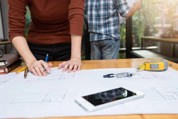 Concepto Ingeniero Arquitecto Equipo Oficinas Ingeniero Arquitectos Trabajando Con Planos — Foto de Stock