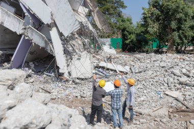 Mühendis mimar ve işçi işlemi denetimi yıkmak eski bina.