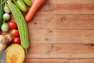 Tayland mutfağı. Ahşap arka planda çeşitli sebzeler, baharatlar ve malzemeler. Kopyalama alanı olan üst görünüm