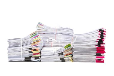 Beyaz arka plan üzerinde izole iş kağıt yığını
