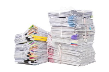 Beyaz arka plan üzerinde izole iş kağıt yığını