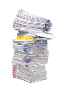 Beyaz arka plan üzerinde izole iş kağıt yığını