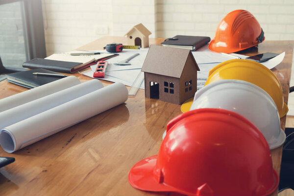 Концепция инженера и архитектора, стол команды инженеров-архитекторов с чертежами
