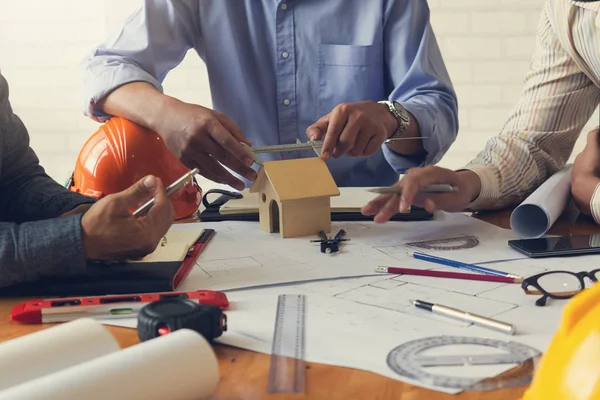 Concepto Ingeniero Arquitecto Equipo Oficinas Ingeniero Arquitectos Trabajando Con Planos — Foto de Stock