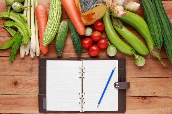 タイ式キッチン 木製の背景に空白のノートと鉛筆で様々な野菜 スパイスや成分 トップ表示 — ストック写真