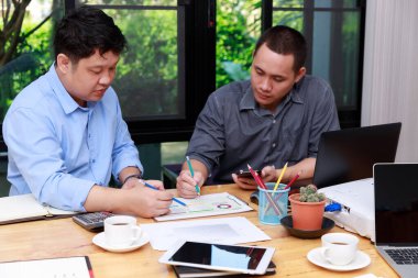 Küçük ve Orta Yol İşletme Konsepti, İş Adamı Varlık Çizelgesi hesaplamak için hesap makinesi kullanıyor