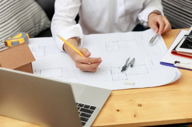 Mühendis ve Mimar konsepti, Mühendis Mimarlar ve İç mimar ofis takımı planlarla çalışıyor