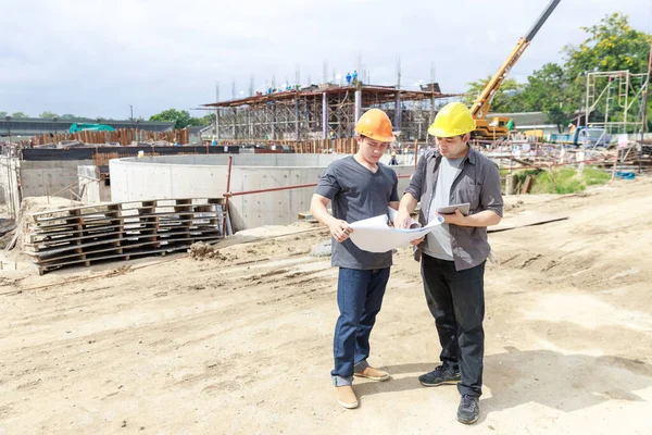 Concepto Construcción Ingeniero Arquitecto Trabajando Sitio Construcción Con Impresión Azul — Foto de Stock