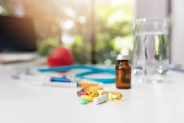 Zárja Válogatott Gyógyszer Tabletták Injekciós Pohár Víz Vakcina Asztalon — Stock Fotó