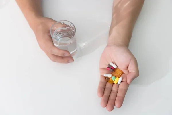 Jovem Segurando Pílulas Medicina Farmacêutica Variadas Uma Mão Vidro Água — Fotografia de Stock