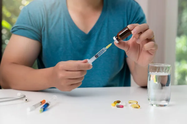 Homem Jovem Segurando Agulha Injeção Vacina Mão Com Pílulas Medicina — Fotografia de Stock