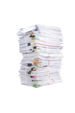 Beyaz arka plan üzerinde izole iş kağıt yığını