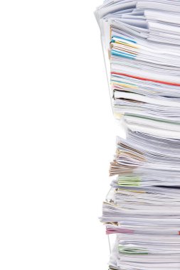 Beyaz arka plan üzerinde izole iş kağıt yığını