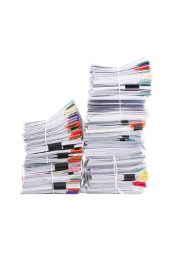 Beyaz arka plan üzerinde izole iş kağıt yığını