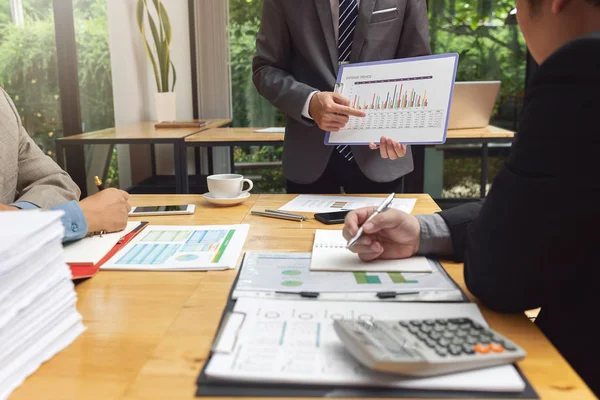 Concept D Entreprise Et De Finance Du Travail De Bureau Travail D Equipe Des Hommes D Affaires Discutant Du Plan D Investissement D Entreprise Dans Le Bureau Gestion Graphique 1 Stock Photo