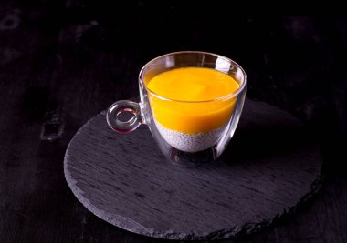 Şeftali çilek chia tohum puding. Keto diyet. Bu tohumlar yardımcı kontrol kan şekeri düzeyleri şeker nişasta dönüştürmeye yavaşlatarak ve omega-3 ile paketlenir. Chia tohum tam protein yardımcı enerji seviyelerini yükseltmek.