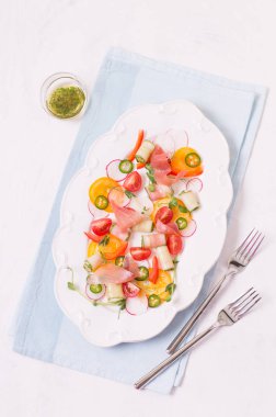 Prosciutto beyaz bir tabakta sebze salatası