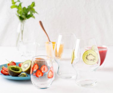 Pişirme işlemi. Birkaç boş gözlük ve meyve.