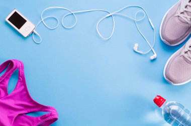 Fitness ekipmanları metin için boş alan ile mavi arka plan olarak ayarla