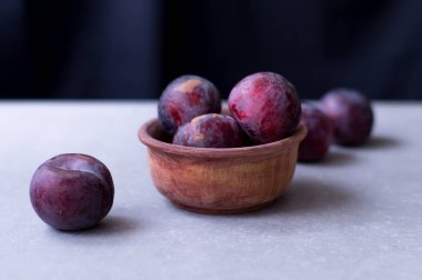 Eski bir kasede bir kaç olgun erik